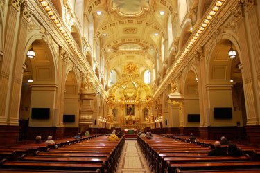 Basilique Notre-Dame-de-Quebec. Wangkun Jia-Shutterstock.com