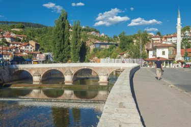 Sarajevo, pont sur la rivière Miljacka. - Paulprescott72 - iStockphoto
