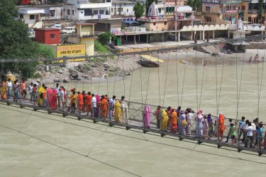 Pélerins sur le pont Lakshman Jhula. - Grégory ANDRE