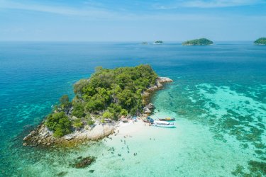 Vue aérienne de île Rok Roy, Tarutao national marine park. - ltdedigos - Shutterstock.com