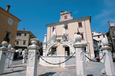 Fontaine Da Ponte. - Tourist Organization Koper / Sergio Gobbo