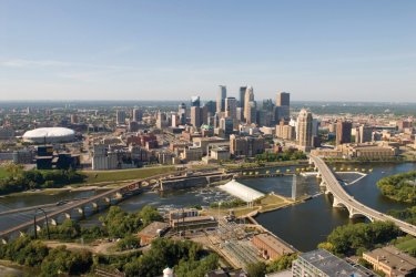 Vue aérienne de Minneapolis et du Mississippi montrant le Stone Arch Bridge ainsi que les St. Anthony Falls - Explore Minnesota Photo