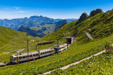 Train à crémaillère rejoignant les Rochers-de-Naye. - Peter Stein - Shutterstock.com