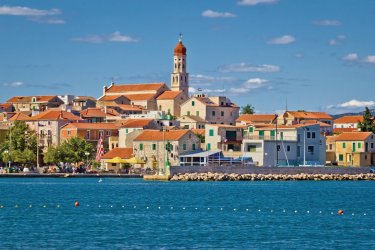 Vue sur le village de Betina, île Murter. - Xbrchx - iStockphoto