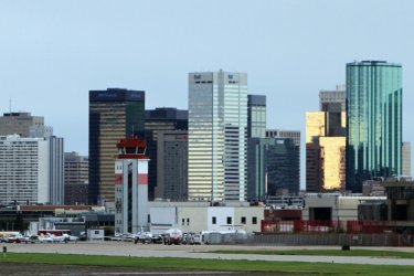 Skyline d'Edmonton vue de l'aéroport du centre d'Edmonton. - Stéphan SZEREMETA
