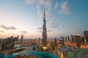 Vue sur le Burj Khalifa au coucher du soleil. Dblight - iStockphoto