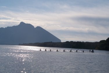 La silhouette du Mont Circeo se découpe au dessus du lac de Paola. - Parco Nazionale del Circeo