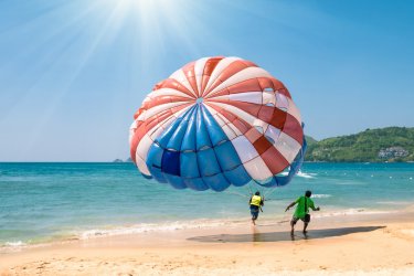 Sur la plage de Patong. - View Apart - Shutterstock.com