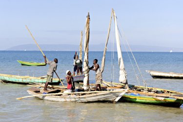 Pêcheurs non loin de Cabaret. - glenda - Shutterstock.com