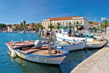 Bateaux de pêche dans le port de Stari Grad. - xbrchx