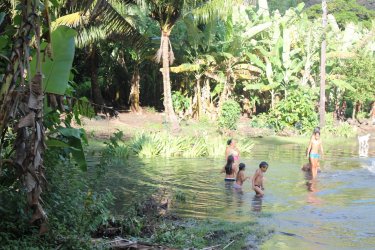 Baignade familiale sur la route entre Taipivai et Hooumi - Laurent BOSCHERO