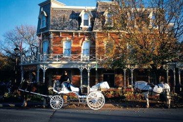 Maison et calèche à Niagara-on-the-Lake. - Yukiko Yamanote - Iconotec