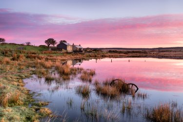 Dozmary Pool, où aurait été jetée Excalibur, selon les croyances populaires... - Helen Hotson - Shutterstock.com