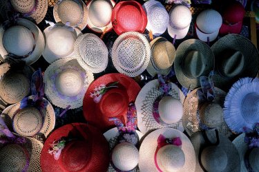 Chapeaux de paille vendus sur le marché de Korčula. - Ana NEVENKA - Iconotec