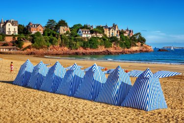 Cabines sur la plage de Dinard. - Boris Stroujko - Shutterstock.com