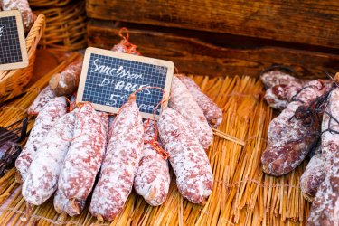 Saucissons sur le marché d'Arles. - Romrodphoto - Shutterstock.com
