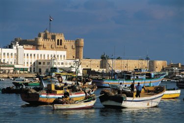 Rade d'Alexandrie, le fort de Qaïtbay en arrière plan. - Tom Pepeira - Iconotec