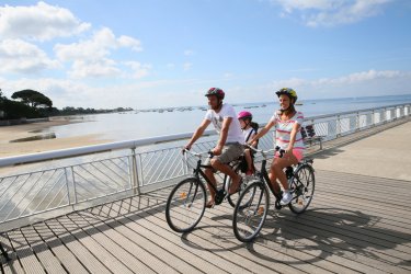 Cyclistes à Andernos-les-Bains. - goodluz - stock.adobe.com