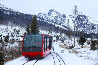 Le chemin de fer mène à la station de ski populaire Hrebienok depuis le village de Stary Smokovec. - Alexey Pevnev - Shutterstock.com