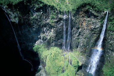 Unes des nombreuses cascades faisant la beauté de la Réunion. Itzak Newmann - Iconotec