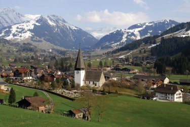 Saanen et le village de Gstaad en fond. - Brytta - iStockphoto