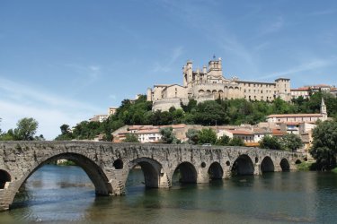 L'Orb, le pont vieux et la cathédrale Saint-Nazaire à Béziers Julien Leblay - Fotolia