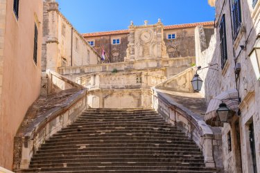 Escalier de l'église Saint-Ignace. Michael Paschos - Shutterstock.com