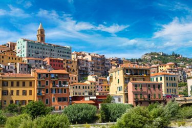 La ville de Vintimille haute en couleurs. - Sergii Figurnyi - Fotolia