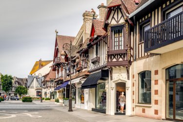 Balade dans les rues de Deauville. - Telly - stock.adobe.com