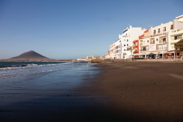 Plage et mont Montana Roja en arrière-plan. - Peter Schickert
