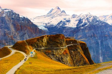 Promenade sur le sommet First. - Boris-B - Shutterstock.com