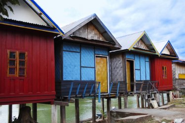 Des bungalows à Don Det, dans la régions des 4 000 îles. - Kieu images - Shutterstock.com
