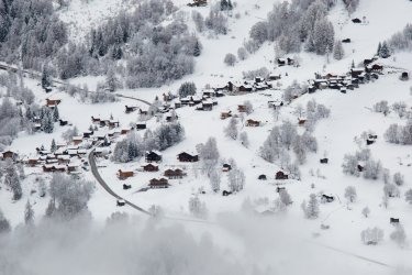 Un village de montagne situé dans le Val d'Anniviers. - FCerez - Shutterstock.com