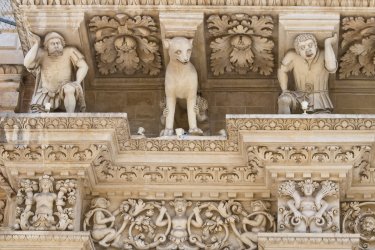 Détails de la basilique Santa Croce à Lecce. - Miti74 - Shutterstock.com
