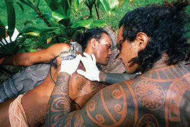 On vient de loin pour se faire tatouer aux Marquises - Sylvain GRANDADAM