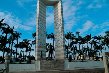 Monument dédié à Félix Éboué sur la place des Palmistes. - Sandra DAVEAU