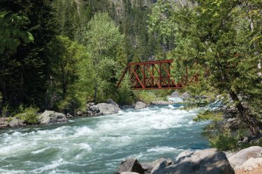 Tumwater Canyon Bridge au dessus de la rivière de Wenatchee. - upheaval