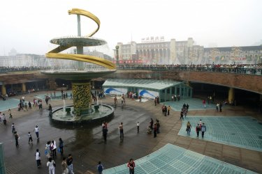 Fontaine moderne dans le centre-ville de Chengdu. - Alamer - Iconotec