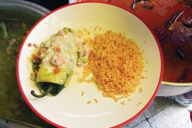 Plat typique de la cuisine mexicaine : piments fourrés. - Jade LATARGERE