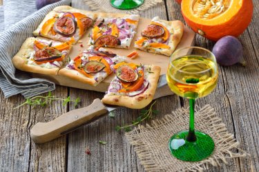 Tarte flambée et vin alsacien. shutterstock.com - Karl Allgaeuer