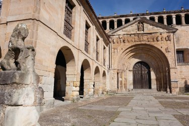 Collégiale Santa Juliana à Santillana del Mar. - JavierGil1000 - iStockphoto.com