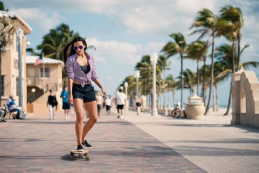 Promenade le long d'Hollywood beach. - pio3 - Shutterstock.com