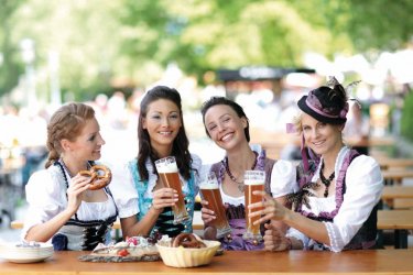 Les Bavaroises se mettent sur leur 31 pour célébrer l'Oktoberfest. - Peter Atkins - Fotolia