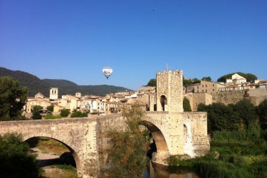 Le village de Besalú. - VOL DE COLOMS SL