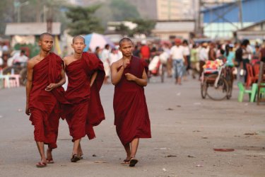 Embarquement imminent sur le fleuve Yangon. - Stéphan SZEREMETA