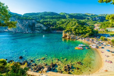 Plage et bateaux de Paleokastritsa. - Balate Dorin - Adobestock.com