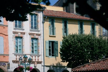 Façades colorées au coeur de Revel - PHOVOIR