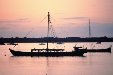 Drakkar dans le fjord de Roskilde. - Thierry Lauzun - Iconotec