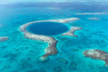 Le grand trou bleu, au large des côtes du Belize.