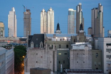 Les vieux immeubles du centre sont dominés par les nouvelles tours de Puerto Madero. - Maxence Gorréguès